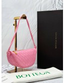 (LIKE NEW) 2024 BOTTEGA VENETA HALF MOON SHOULDER BAG IN LIGHT PINK INTRECCIATO CALFSKIN LEATHER -FULL SET-