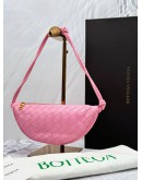(LIKE NEW) 2024 BOTTEGA VENETA HALF MOON SHOULDER BAG IN LIGHT PINK INTRECCIATO CALFSKIN LEATHER -FULL SET-