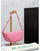 (LIKE NEW) 2024 BOTTEGA VENETA HALF MOON SHOULDER BAG IN LIGHT PINK INTRECCIATO CALFSKIN LEATHER -FULL SET-