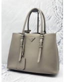 PRADA IN LIGHT GREY SAFFIANO LEATHER CUIR TWIN TOTE BAG WITH STRAP