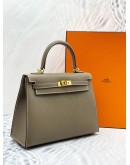 (BRAND NEW) 2025 HERMES KELLY 25 SELLIER TOP HANDLE BAG WITH SHOULDER STRAP IN 18 ETOUPE VEAU EPSOM LEATHER -FULL SET-