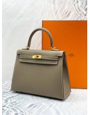 (BRAND NEW) 2025 HERMES KELLY 25 SELLIER TOP HANDLE BAG WITH SHOULDER STRAP IN 18 ETOUPE VEAU EPSOM LEATHER -FULL SET-