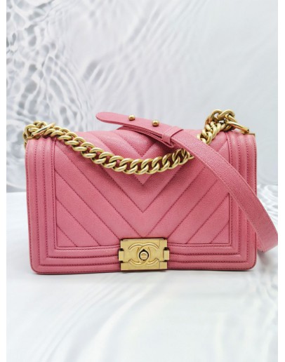 CHANEL MEDIUM BOY CHEVRON FLAP BAG GHW