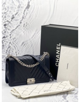 CHANEL NEW MEDIUM BOY CHEVRON MIDNIGHT BLUE SILVER HARDWARE LAMBSKIN LEATHER FLAP BAG