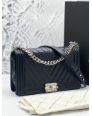 CHANEL NEW MEDIUM BOY CHEVRON MIDNIGHT BLUE SILVER HARDWARE LAMBSKIN LEATHER FLAP BAG