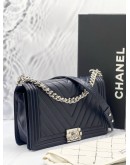 CHANEL NEW MEDIUM BOY CHEVRON MIDNIGHT BLUE SILVER HARDWARE LAMBSKIN LEATHER FLAP BAG