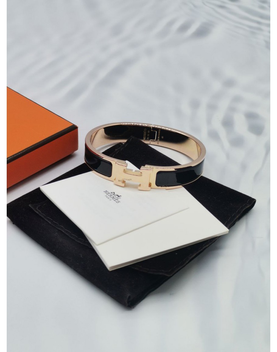 Hermes Kelly Diamond Bracelet Small Model 18k White Gold SH For Sale at  1stDibs | hermes diamond bracelet, hermes kelly bracelet diamond, hermes  clover bracelet