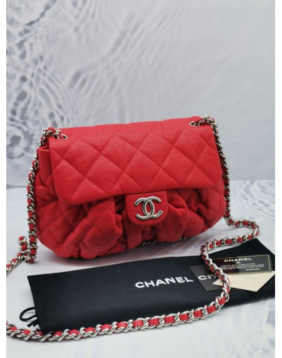 (NEW YEAR SALE) CHANEL MEDIUM SILVER CHAIN AROUND LIMITED EDITION PRISTINE RED CALFSKIN LEATHER FLAP BAG