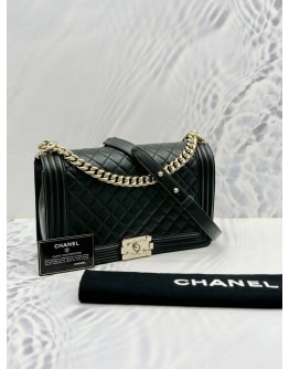 (RAYA SALE) CHANEL BOY NEW MEDIUM FLAP SHOULDER AND CROSSBODY BAG IN BLACK QUILTED LAMBSKIN LEATHER YEAR 2017