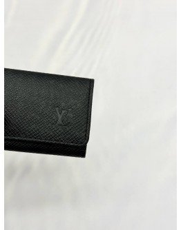 (LIKE NEW) LOUIS VUITTON 4 KEY HOLDER IN BLACK TAIGA LEATHER