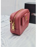 (UNUSED) PRADA BOW RIBBON SAFFIANO LEATHER ZIPPED SMALL CAMERA CROSSBODY BAG IN PINK -FULL SET-