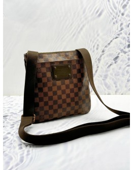 LOUIS VUITTON BROOKLYN FLAT CROSSBODY BAG IN BROWN DAMIER EBENE CANVAS