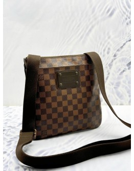 LOUIS VUITTON BROOKLYN FLAT CROSSBODY BAG IN BROWN DAMIER EBENE CANVAS