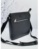 GUCCI GG GUCCISSIMA LEATHER ZIP MESSENGER BAG IN BLACK