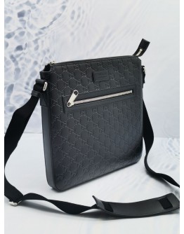 GUCCI GG GUCCISSIMA LEATHER ZIP MESSENGER BAG IN BLACK