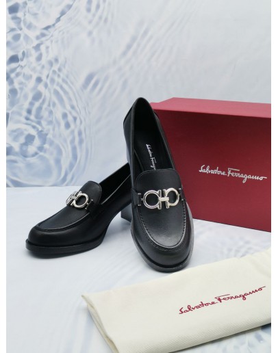 SALVATORE FERRAGAMO ROLO GANCINI BLACK LEATHER LADIES LOAFER SIZE 7 -FULL SET-