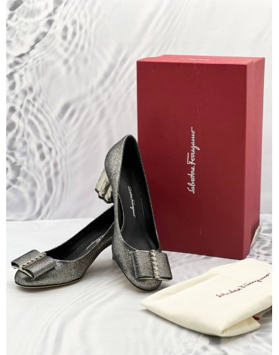 SALVATORE FERRAGAMO BLACK/ SILVER VARA BOW PUMPS SIZE 7 -FULL SET- 