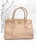PRADA MEDIUM GALLERIA IN BEIGE SAFFIANO LUX LEATHER WITH STRAP