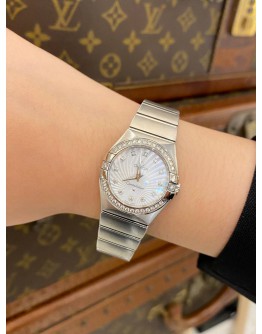 (LIKE NEW) 2020 OMEGA CONSTELLATION REF 123.15.27.60.55.002 WHITE DIAMOND MOTHER OF PEARL DIAL DIAMOND BEZEL 27MM QUARTZ WATCH -FULL SET-