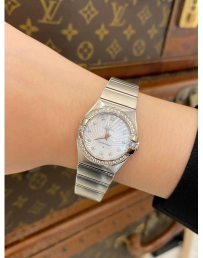 (LIKE NEW) 2020 OMEGA CONSTELLATION REF 123.15.27.60.55.002 WHITE DIAMOND MOTHER OF PEARL DIAL DIAMOND BEZEL 27MM QUARTZ WATCH -FULL SET-