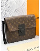 (LIKE NEW) LOUIS VUITTON MONOGRAM S LOCK CLUTCH 