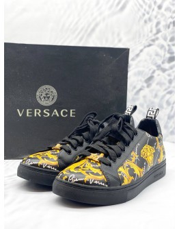 (LIKE NEW) VERSACE LOW TOP VITELLO ST.BAROCCO SIGNATURE PRINTED LEATHER SNEAKER SIZE 42 -FULL SET-