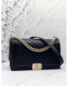(LIKE NEW) CHANEL BOY NEW MEDIUM FLAP SHOULDER AND CROSSBODY BAG IN BLACK QUILTED LAMBSKIN LEATHER YEAR 2016 -FULL SET-