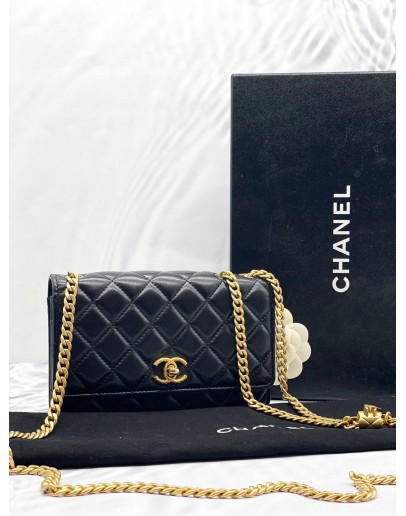 (LIKE NEW)CHANEL BLACK QUILTED LAMBSKIN CAMELLIA WALLET ON CHAIN GHW -FULL SET-